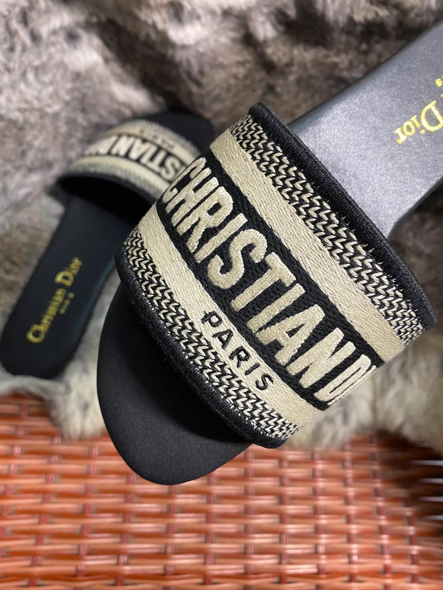 👟👟Ex-factory price 360👟👟 Dior Dior West Coast Hawaiian style, Logo woven canvas slippers®️ classic and high-quality glamorous masterpiece. The most popular spring and summer series in the counter. It has temperament, fashion, classic and eye-catching design style. 😌The effect on the feet is particularly beautiful〰️ ⚠️ •Upper: original customized canvas computer embroidery Logo •Inner/foot pad: original customized sheepskin lining sheepskin pad •Size:35-43